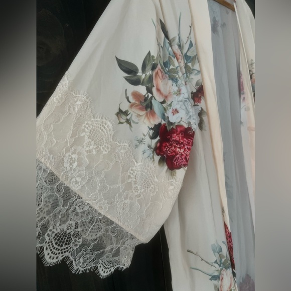 Flora Nikrooz floral romantic lace trimmed robe - Picture 3 of 10